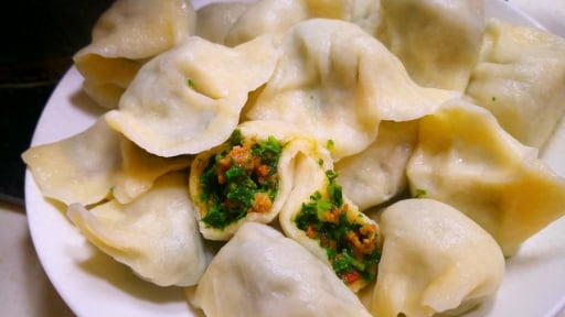 Đừng chỉ ăn rễ, lá là loại rau giàu dinh dưỡng, hương vị tươi ngon, làm nhân bánh rất thơm