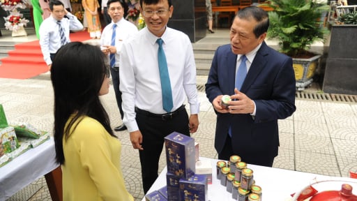 Kỷ niệm 15 năm thành lập Báo Dân Việt: Lan tỏa yêu thương từ phiên chợ thiện nguyện