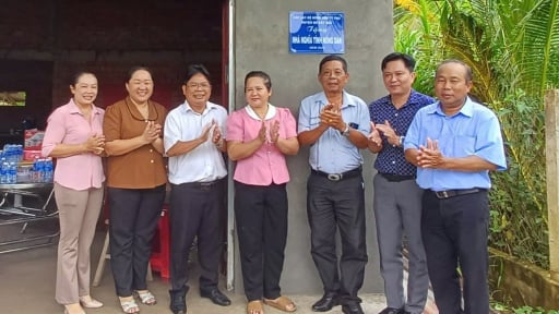 Hội Nông dân tỉnh Bến Tre bàn giao nhà nghĩa tình nông dân cho hội viên khó khăn tại huyện Mỏ Cày Bắc