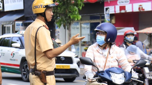 Tuyển sinh vào lớp 10 TP.HCM: CSGT túc trực từ sớm, sẵn sàng hỗ trợ sĩ tử