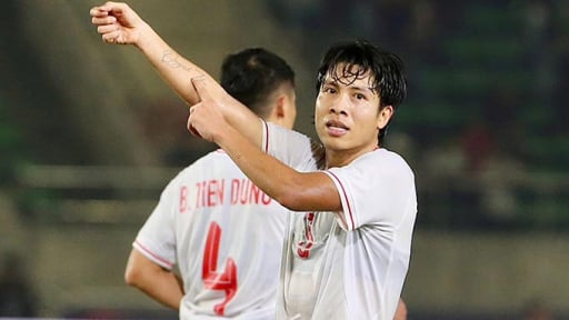 HLV Kim Sang-sik tìm ra 'siêu hậu vệ mới', quên luôn Đoàn Văn Hậu?