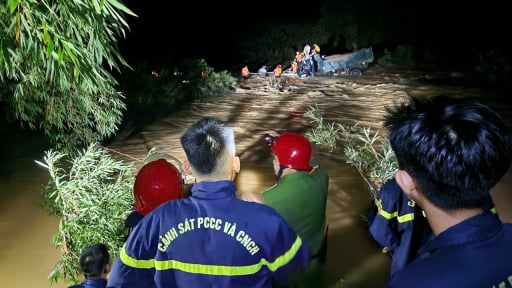 Xuyên đêm giải cứu 4 người dân ở Huê bị mắc kẹt giữa nước lũ chảy xiết 