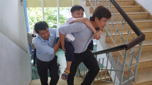  Tuyển sinh vào lớp 10 TP.HCM: Khoảnh khắc ấm lòng của nam sinh khuyết tật trong vòng tay bạn bè, thầy cô 