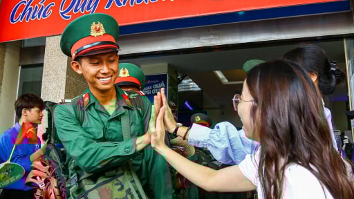Xúc động hình ảnh người dân đón đoàn tàu chở các cán bộ, chiến sĩ làm nhiệm vụ A80
