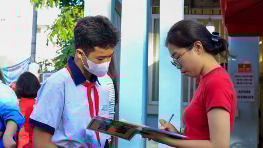  Tuyển sinh lớp 10 TP.HCM: Gần 300 thí sinh bỏ thi môn đầu tiên, một số sự cố được xử lý kịp thời