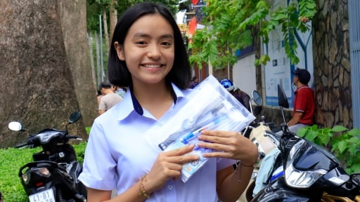  Tuyển sinh lớp 10 TP.HCM năm 2025: Sĩ tử 'thở phào' với đề Tiếng Anh