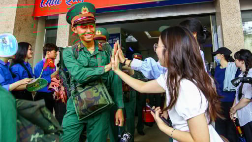 Xúc động hình ảnh người dân đón đoàn tàu chở các cán bộ, chiến sĩ làm nhiệm vụ A80