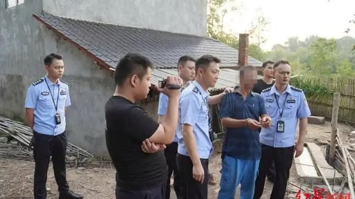 Người đàn ông sát hại mẹ và người tình bị bắt sau 32 năm lẩn trốn cùng vợ anh trai