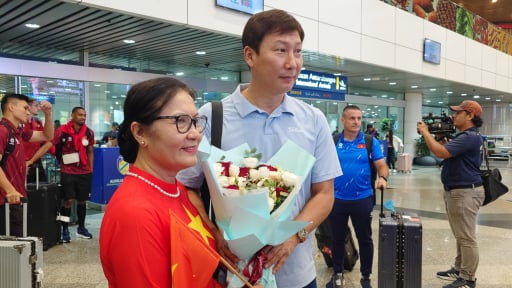 CĐV Việt Nam mang theo quốc kỳ, hoa tươi chào đón ĐT Việt Nam tại Malaysia