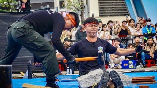Màn biểu diễn dùng chân phá đá của chiến sĩ công  an khiến người dân phấn khích 