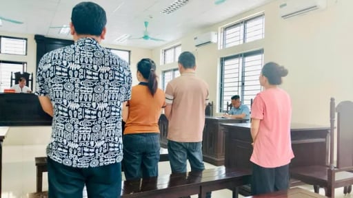 Xuất hiện diễn biến mới vụ buôn bán hàng giả, Hội đồng xét xử yêu cầu niêm phong điện thoại của bị cáo ngay tại toà 