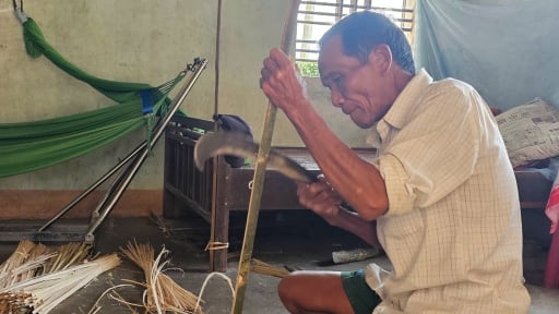 Không cần tha hương, bà con ngôi làng này ở Bình Định vẫn sống tốt nhờ nghề 'cha truyền con nối'
