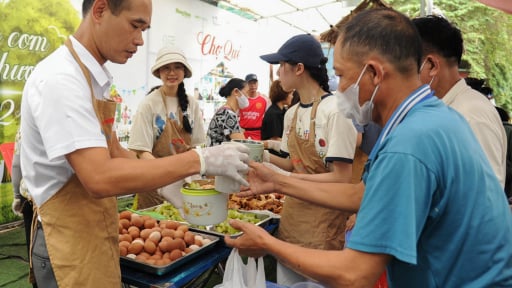 'Hành trình ấm áp của Báo Dân Việt: 102 tuần, hàng ngàn bữa cơm yêu thương được trao đi'
