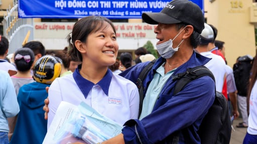 Tuyển sinh lớp 10 TP.HCM: Nữ sinh bật khóc vì làm bài thi toán tốt hơn mong đợi