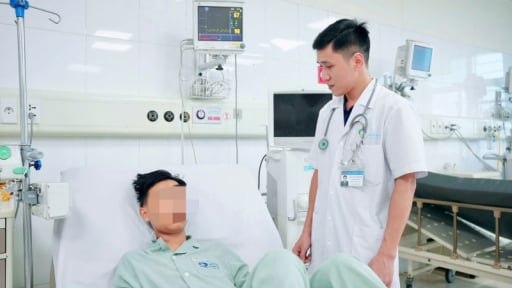Thiếu niên bị thang máy kẹp cổ hôn mê sâu, suy tuần hoàn