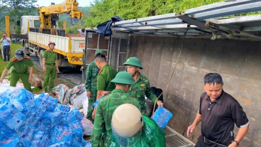 Nghệ An: Hàng cứu trợ đã đến xã Nhôn Mai sau sự cố lật xe trên Quốc lộ 16
