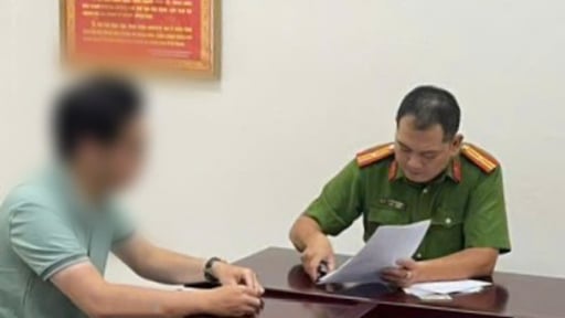 Thanh niên “khỏa thân” đuổi theo cô gái trên đường Hoàng Hoa Thám, Hà Nội