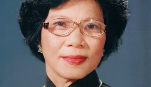 Nghệ sĩ Nhân dân mang hàm Phó Giáo sư, có tới 9 học trò là Nghệ sĩ Nhân dân, 30 học trò là Nghệ sĩ Ưu tú