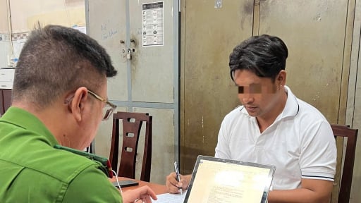 Công an TP.HCM làm việc với người đàn ông chở theo 2 trẻ nhỏ đập phá cửa kính, tấn công tài xế ô tô 