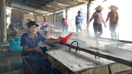 Người dân làm nghề hấp cá phơi khô ở Quảng Trị cần một làng nghề để đảm môi trường