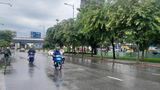 Ảnh hưởng áp thấp nên thời tiết TP.HCM có mây đen, gió lớn kéo đến, sắp mưa lớn