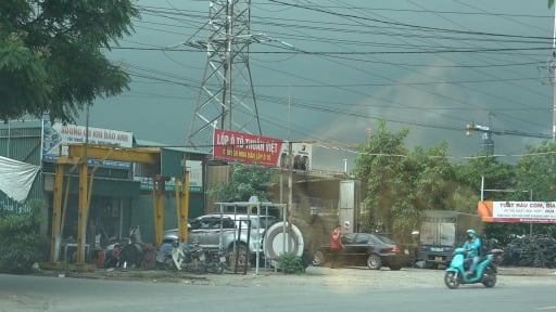 Xưởng làm lốp xây dựng trái phép dưới chân cột điện cao thế: Nguy cơ cháy nổ rình rập