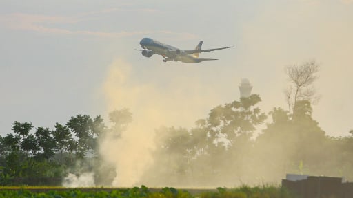 Nông dân ngoại thành Hà Nội đốt rơm rạ, khói bay mù mịt “bủa vây” gần sân bay Nội Bài