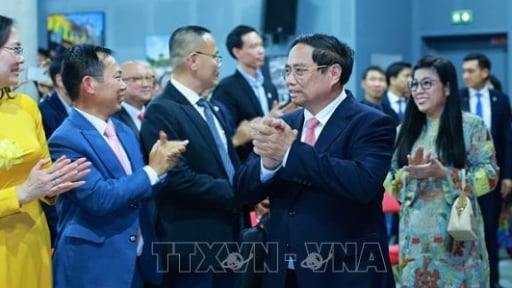 Thủ tướng gặp gỡ kiều bào, trí thức Việt Nam tại Pháp, đặt hàng nhiệm vụ khoa học công nghệ