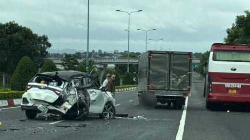 Va chạm với xe khách trên cao tốc Liên Khương - Prenn, xe con biến dạng, 5 người bị thương