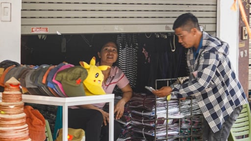 Loạt cửa hàng ở trung tâm Hà Nội đóng cửa im lìm, buôn bán lén lút giữa ban ngày