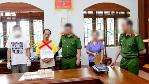Bắt quả tang đối tượng mang 8 bánh ma túy đi bán trong đêm ở Lai Châu
