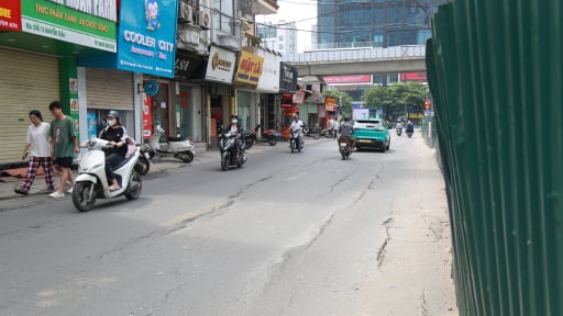 Hiện tượng nứt, sụt lún mặt đường khi thi công mở rộng đường Nguyễn Tuân (Hà Nội)