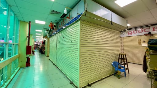 Không nhận ra thiên đường mua sắm ở TP.HCM, quầy sạp đóng hàng loạt, cả tầng chỉ còn đúng vài người bán