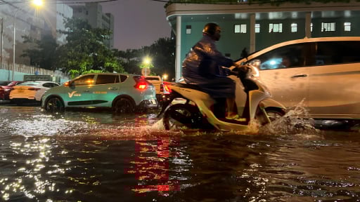 Mưa lớn từ sáng đến tối, nhiều tuyến đường ở Đà Nẵng chìm trong nước
