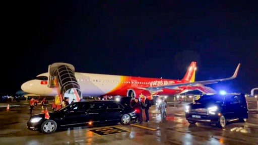 Tổng thống Litva đến Hà Nội trên chuyên cơ Vietjet