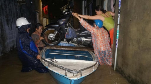 Nước dâng trong đêm, người dân 'rốn ngập' Đà Nẵng xuyên đêm sơ tán