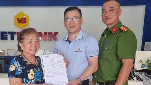 Cụ bà ở Hải Phòng trình báo Công an khi nhận được 300 triệu đồng do người lạ chuyển vào tài khoản 