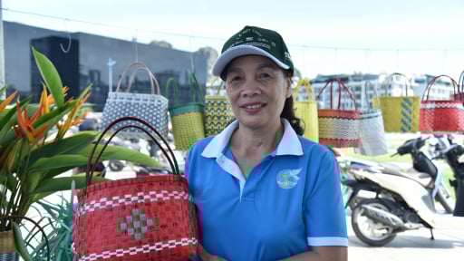 Phụ nữ Quảng Ninh 'hô biến' rác thải nhựa thành túi xách, giỏ đựng bút... độc nhất vô nhị