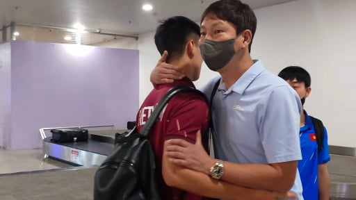 HLV Kim Sang-sik chia tay ĐT Việt Nam ngay tại sân bay