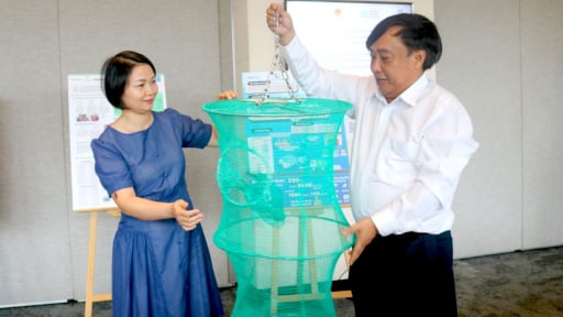 Độc lạ ở Bình Định, cả trăm tàu cá mang... rác về bờ, ngư dân vừa đánh cá vừa…'đánh rác'