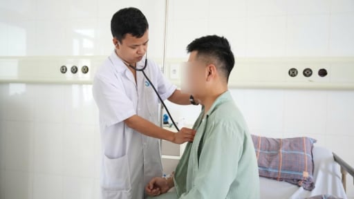 Khám sức khỏe, thanh niên bất ngờ với 'thủ phạm' khổng lồ tìm thấy trong ngực
