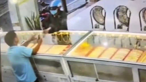 Giả vờ mua nhẫn vàng 24k trọng lượng 5 chỉ rồi bỏ chạy
