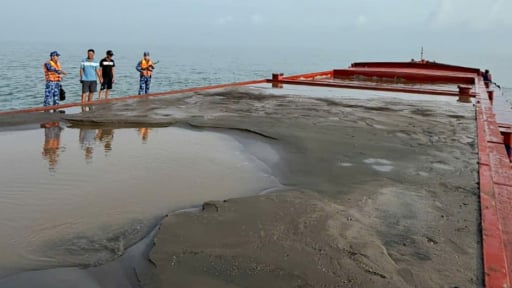 Cảnh sát biển tạm giữ phương tiện vận chuyển cát không rõ nguồn gốc trên vùng biển giáp ranh TP.HCM – Tiền Giang