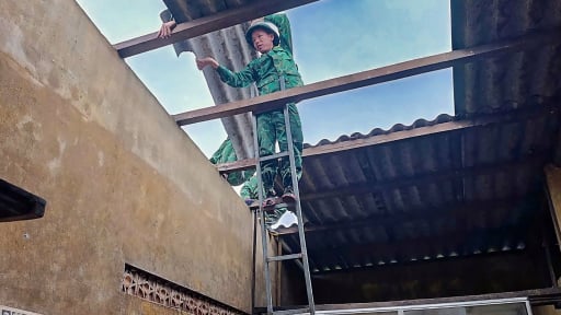 Dông lốc bất ngờ thổi bay mái hàng chục nhà dân ở Huế 