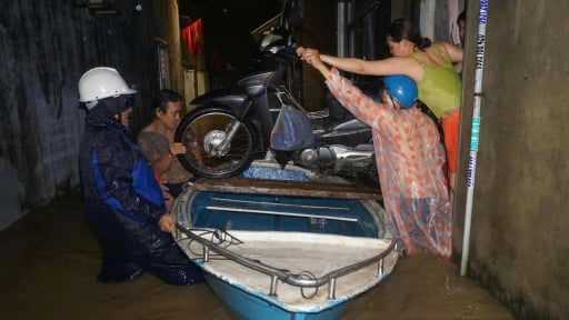 Ảnh ấn tượng tuần: Bão số 1 gây ngập nặng tại Đà Nẵng và loạt cửa hàng bán lén lút ở Hà Nội