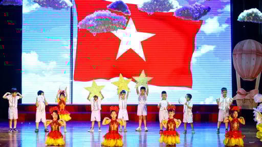 Nét hồn nhiên của các thiên thần nhỏ tỏa sáng rực rỡ bên gia đình, thầy cô trong đêm nhạc hội mùa hè