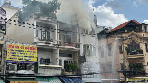
Cháy lớn tại tầng 4 căn nhà buôn bán sâm ở Tân Bình, cảnh sát nỗ lực khống chế