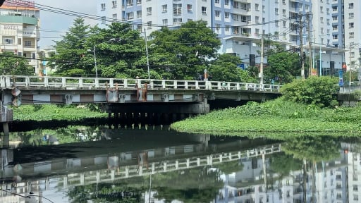 Bé gái sơ sinh bị bỏ trong túi nylon chứa quần áo rồi vứt xuống rạch Cầu Sơn ở Bình Thạnh