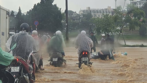 Ngập cục bộ một số tuyến đường tại Đà Lạt sau cơn mưa lớn, người đi đường bị xô ngã