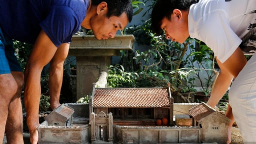 Thanh niên Hà Nội đem gạch ngói, xi măng trộn với nhau rồi làm tiểu cảnh, tái hiện nhà xưa, bán ra cả nước ngoài